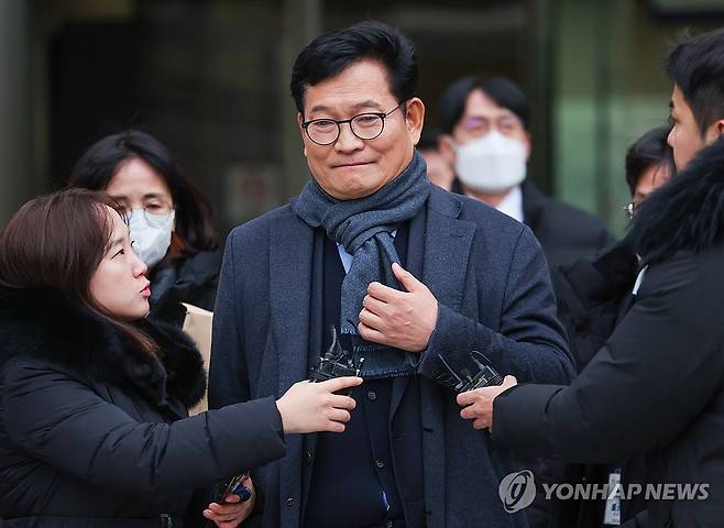 법정 빠져나가는 송영길 전 대표 (서울=연합뉴스) 서대연 기자 = 더불어민주당 전당대회 돈봉투 살포 의혹의 정점으로 지목된 송영길 전 민주당 대표가 18일 서울 서초구 서울중앙지방법원에서 열린 구속 전 피의자심문(영장실질심사)을 마친 뒤 법원을 나서고 있다. 2023.12.18 dwise@yna.co.kr