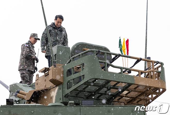 오세훈 서울시장이 19일 오후 육군 제1방공여단을 방문해 신형 30mm 차륜형대공포 '천호'에 탑승하고 있다. 2023.12.19/뉴스1 ⓒ News1 이재명 기자