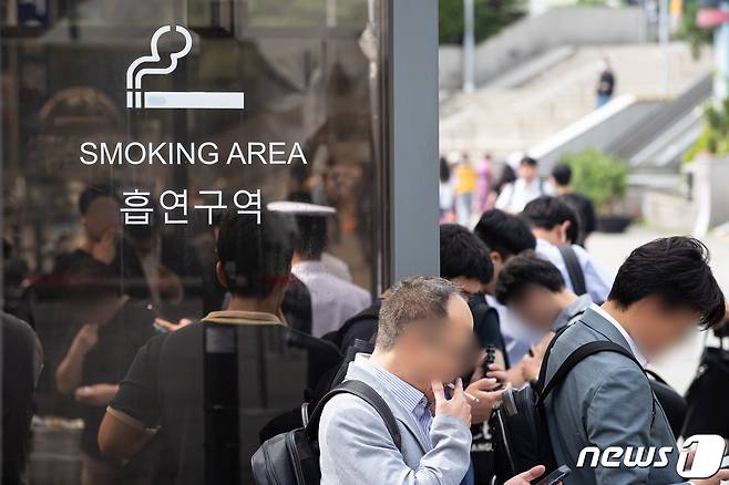 '세계 금연의 날'인 지난 5월 31일 서울시내 한 흡연구역에서 시민들이 흡연을 하고 있다. /뉴스1 ⓒ News1 유승관 기자