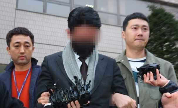 유흥주점 실장을 통해 배우 이선균씨에게 마약을 공급한 혐의를 받는 현직 의사 A씨가 지난달 27일 오후 인천시 미추홀구 인천지법에서 열린 구속 전 피의자 심문(영장실질심사)을 마친 뒤 법원을 나서고 있다. 연합뉴스