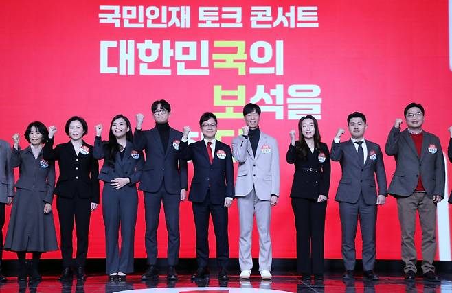 국민의힘 인재영입위가 19일 오후 서울 강서구 ASSA 스튜디오에서 국민인재 토크콘서트 '대한민국의 보석을 찾다' 행사를 열고 에너지, 환경, 기업, 언론 등의 분야에서 영입한 인재 9명을 발표했다. 오른쪽에서 세 번째가 공지연 변호사 ⓒ연합뉴스