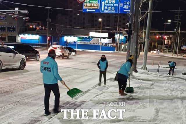 대설경보가 발효된 광주지역에는 20일 오후부터 많은 양의 눈이 내렸다. 진보당 광주시당 김주업 위원장(북구갑 예비후보)과 당원들은 21일 오전 7시부터 2시간 가까이 도로 위 눈을 치우고, 차량을 밀어주는 등 구슬땀을 흘렸다./ 진보당 광주시당