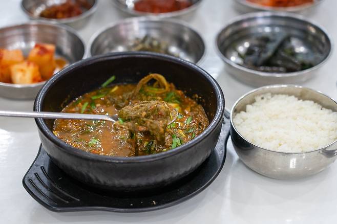 강진읍 '강진만 갯벌탕'의 짱뚱어탕. 짱뚱어를 통째로 갈아서 끓인다. 백종현 기자