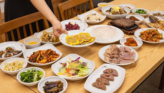 강진 한정식은 화려하다. 홍어삼합, 제철 생선회, 보리굴비, 떡갈비, 육전 등 귀한 음식이 한 상 가득 차려진다. 사진은 강진읍내에 자리한 예향에서 촬영했다. 최승표 기자
