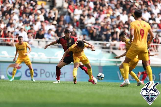 치열한 볼 경합을 펼치고 있는 FC서울 오스마르(왼쪽)와 광주FC 이상기. 프로축구연맹 제공