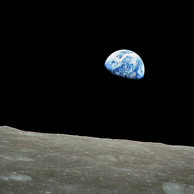 1968년 아폴로 8호가 달에서 찍은 ‘지구 돋이’ 사진. ⓒNASA 제공