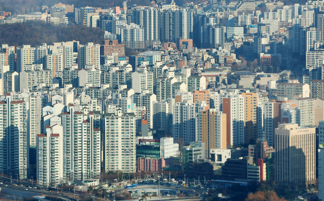 내년에도 주택 가격 하락세가 이어지며 연간 1.5% 내리는 가운데 하반기부터는 인기 지역을 중심으로 상승세로 돌아서 서울은 1% 상승할 것으로 22일 전망됐다. ⓒ 연합뉴스