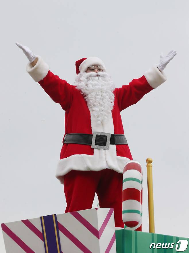 크리스마스를 보름여 앞둔 7일 오후 경기 용인시 처인구 에버랜드에서 '블링블링 X-mas 퍼레이드'가 펼쳐지고 있다. 2022.12.7/뉴스1 ⓒ News1 김영운 기자