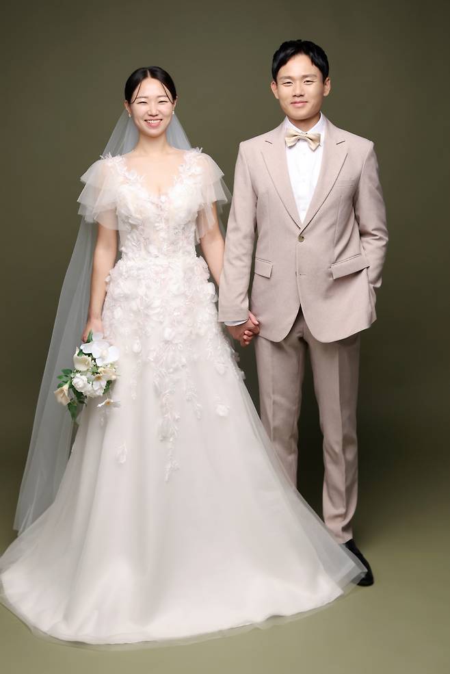 정서현(왼쪽) 사원 결혼 사진. /사진제공=대전하나시티즌