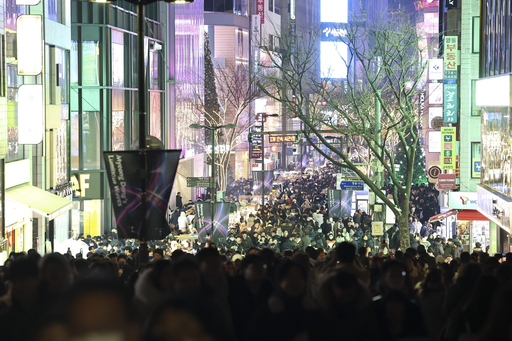 크리스마스 이브인 24일 저녁 서울 명동 거리가 인파로 붐비고 있다. 연합뉴스