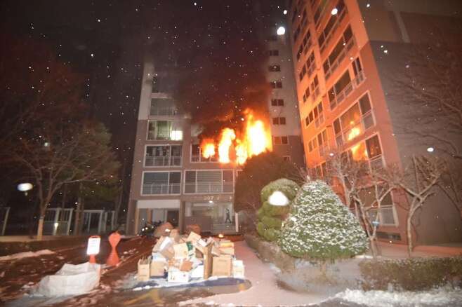 성탄절인 25일 오전 4시 57분쯤 서울 도봉구 방학동의 한 아파트에서 불이 나 2명이 숨지고 30명이 다치는 사고가 발생했다./도봉소방서