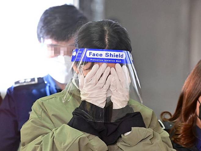 '계곡살인' 사건의 피의자 이은해가 지난해 4월 19일 구속 전 피의자 심문을 받기 위해 인천시 미추홀구 인천지방법원으로 들어서고 있다. 이은해는 지난 9월 무기징역형이 확정됐다. 뉴스1
