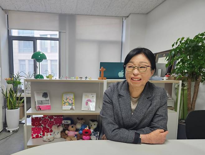 15일 서울 서대문구 이화여대 포스코관에 위치한 교수 연구실에서 만난 이지선 이화여대 사회복지학과 교수. 김빛나 기자