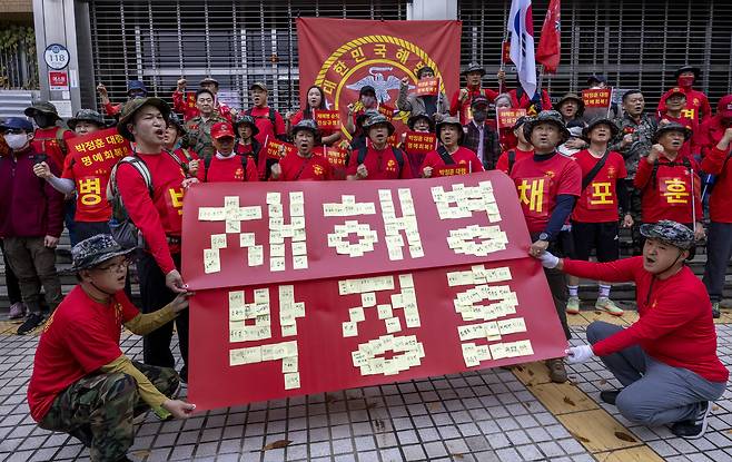 2023년 11월4일 채 상병 사망의 진상규명과 박정훈 대령의 명예 회복을 촉구하며 경기도 화성시 해병대사령부 앞을 출발한 해병대 예비역들이 11월5일 서울 용산 국방부 청사 부근에 도착해 해병대 군가를 부르고 있다. ⓒ시사IN 조남진