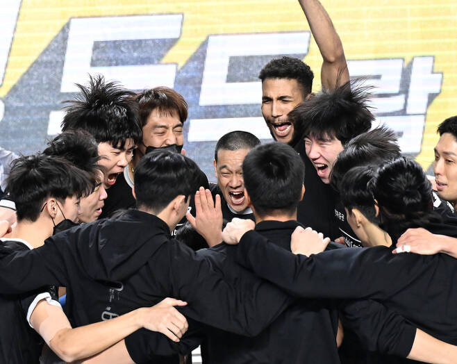 현대캐피탈 선수들이 지난 24일 한국전력과 홈경기에서 승리한 뒤 환호하고 있다. 한국배구연맹 제공
