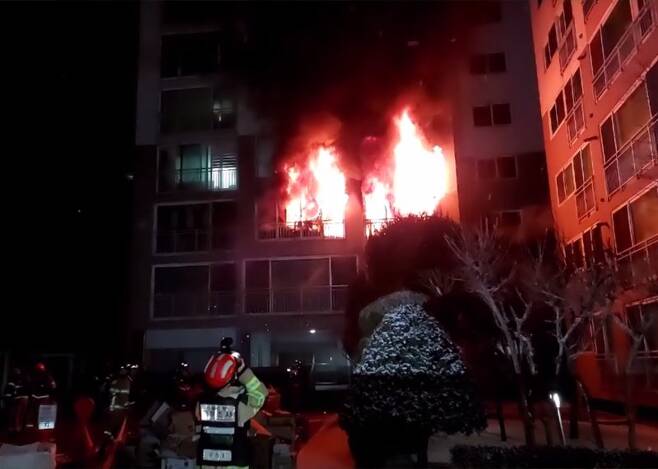 25일 서울 도봉구의 한 아파트에서 화재사고가 발생한 모습. 사진=소방재난본부 제공