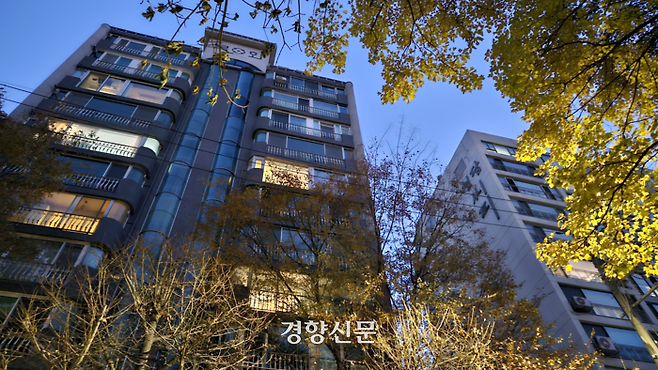 서울 강남구 청담동 주택가 주민들은 GTX-A에 이어 GTX-C 노선이 직하부를 관통하게 됐다는 소식이 전해지자 집단 행동엔 나섰다. 사진은 GTX-C 노선이 지나는 청담동의 한 빌라 전경. 심윤지 기자