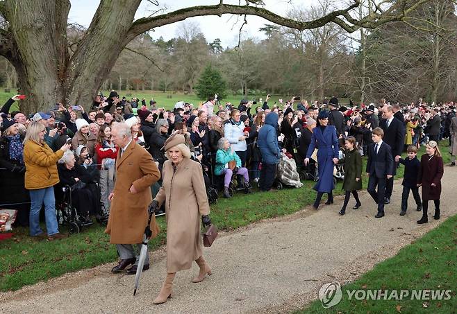 성탄절 예배 참석하는 영국 왕실 가족 (AFP=연합뉴스) 영국 찰스 3세 국왕 부부와 왕실 가족들이 25일(현지시간) 샌드링엄 별장에서 성탄 예배에 참석하러 가고 있다. 2023.12.25 photo@yna.co.kr