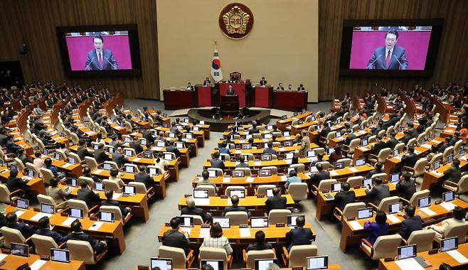 윤석열 대통령이 10월31일 서울 여의도 국회 본회의장에서 2024년도 예산안에 대한 시정연설을 하고 있다.(사진=연합뉴스)