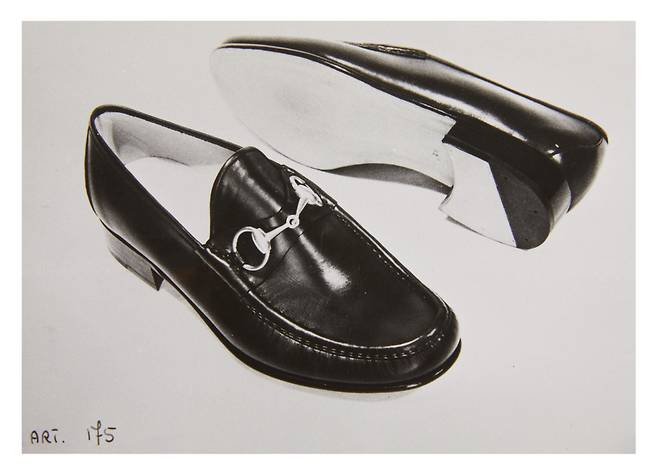 1953년 탄생한 전설적인 구찌 홀스빗(Horsebit) 로퍼. 승마 모티브에 대한 특별한 애정을 지녔던 창립자 구찌오 구찌(Guccio Gucci)를 기리며 홀스빗 엠블럼이 창조됐다. 처음 남성 가죽 로퍼에 장식됐는데, 대히트를 기록하며 구찌의 명성을 드높였다. 구찌 홈페이지.