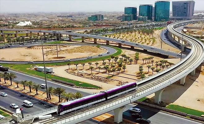 사우디아라비아, 아랍에미리트(UAE), 카타르 등 중동 곳곳에서 글로벌 도시를 육성하기 위한 인프라 공사가 한창이다. 삼성물산이 시공한 세계 최대 복합 지하철(168㎞)인 사우디 ‘리야드 메트로’ 6호선 열차가 내년 상반기 준공을 앞두고 시운전 중이다. 삼성물산 제공