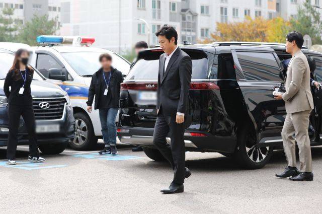 마약 투약 혐의로 입건된 배우 이선균씨가 11월 4일 오후 인천 남동구 인천 논현경찰서로 출석하고 있다. 뉴시스