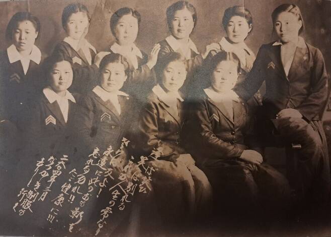 공주관립여자사범학교(1944년 졸업) 시절. 뒷줄 맨 오른쪽이 엄주분. 박예춘 제공