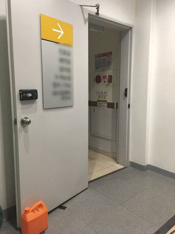 닫혀있어야 하지만 열려있는 방화문. 중앙포토