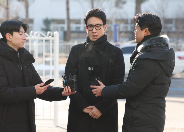 배우 이선균이 23일 인천 남동구 인천논현경찰서에 출석하던 중 취재진의 질문에 답하고 있다. 뉴시스