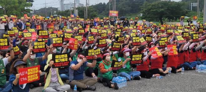 주문진 폐기물매립장 반대대책위원회와 주민 등 500여 명은 지난해 8월 북강릉공설운동장에서 매립장 설치반대를 위한 총궐기대회를 개최했다. 전영래 기자