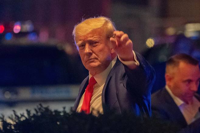 도널드 트럼프 전 미국 대통령이 9일(현지 시각) 뉴욕 트럼프 타워에 도착하고 있다. / 로이터 연합뉴스
