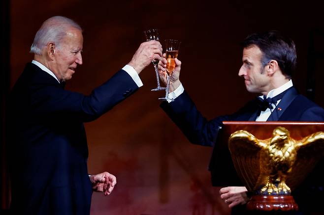 바이든 미 대통령과 에마뉘엘 마크롱 프랑스 대통령이 1일(현지시각) 워싱턴 DC 백악관에서 열린 국빈만찬에서 건배하고 있다./로이터 연합뉴스