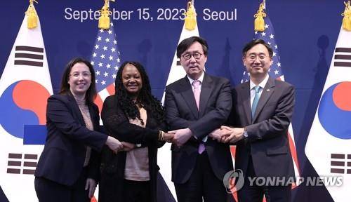 제4차 확장억제전략협의회 마친 한미 2+2 대표 기자회견 (서울=연합뉴스) 황광모 기자 = 우리 측 장호진 외교부 1차관·신범철 국방부 차관과 미국 측 보니 젠킨스 국무부 군비통제 차관·사샤 베이커 국방부 정책차관대행이 15일 서울 종로구 외교부에서 제4차 한미 확장억제전략협의체(EDSCG) 회의를 마치고 가진 기자회견에서 악수하며 기념 촬영하고 있다.
한미 외교·국방 차관은 이날 서울 외교부 청사에서 만나 고도화하는 북한의 핵·미사일 위협 속에서 확장억제 실행력을 강화하기 위한 양국 간 정책 및 전략적 협력 방안을 논의했다. 2023.9.15
hkmpooh@yna.co.kr