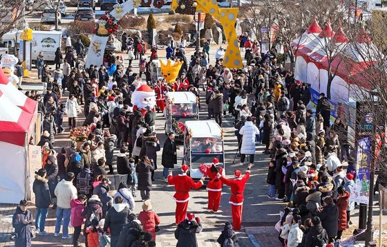 크리스마스이브인 지난 24일 '2023 임실산타축제'가 열린 전북 임실군 치즈테마파크에 인파가 북적이고 있다. 뉴스1