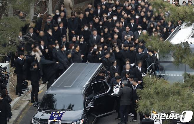 (서울=뉴스1) 사진공동취재단 = 29일 정오 서울 종로구 서울대병원 장례식장에서 배우 고(故) 이선균의 발인식이 엄수되고 있다. 2023.12.29/뉴스1 Copyright (C) 뉴스1. All rights reserved. 무단 전재 및 재배포, AI학습 이용 금지.