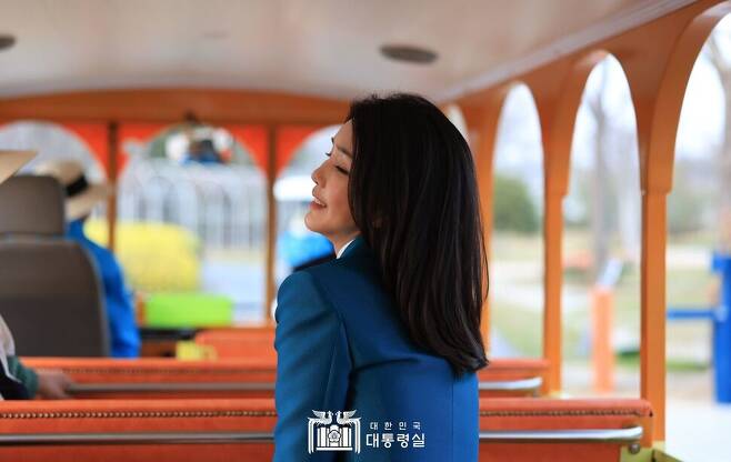지난 3월31일 순천만 국제정원박람회 개막식 행사에 참석한 김건희 여사가 관람차에 올라 정원을 둘러보고 있다. 대통령실 제공.