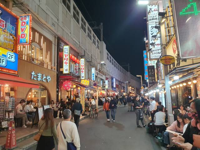 ▲철도고가 아래 늘어선 우에노 시장 식당들은 퇴근길 시민들이 지친 하루를 쉬는 휴식공간이다. ⓒ박흥수