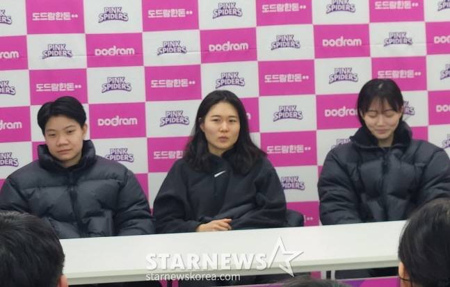 경기 후 인터뷰를 하고 있는 현대건설 위파위(왼쪽부터)와 김연견, 김다인. /사진=안호근 기자