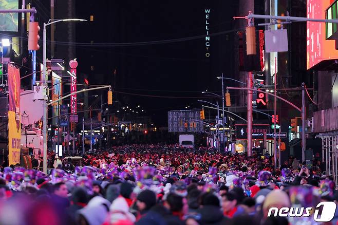 지난달 31일(현지시간) 2024년 새해를 앞두고 미국 뉴욕 타임스퀘어에서 신년맞이 행사가 진행되고 있다. ⓒ 로이터=뉴스1 ⓒ News1 이유진 기자