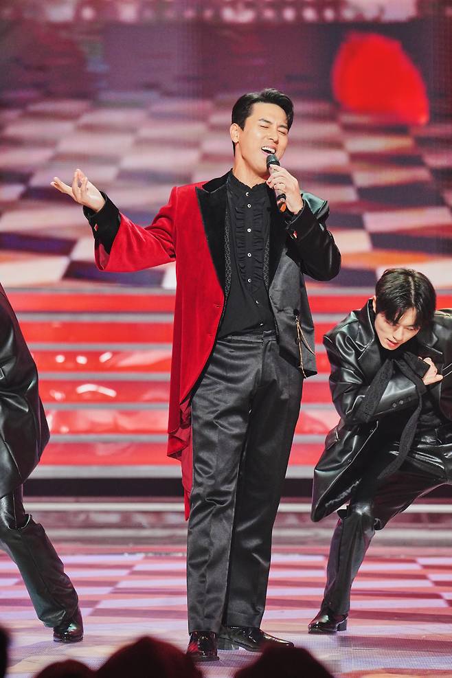 장민호가 MBC '2023 가요대제전'에서 무대를 펼치고 있다. 사진 제공=MBC