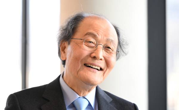 조정래 작가는 자살률·이혼율·노인빈곤율 세계 1위, 출산율·국민행복도 세계 꼴찌인 한국의 현실을 두고 ‘정치의 실패’라고 단언했다. 특정 정당이 아닌 정치 기득권인 86세대 전체를 향한 비판이다. 조 작가는 “뭉쳐서 사회를 바꿔야 했는데 아무것도 하지 못했다. 그래서 퇴출 대상이 됐다”고 꼬집었다. 성남=권현구 기자