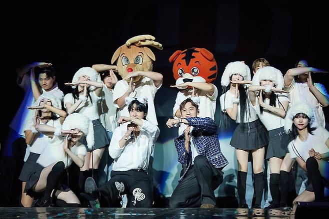 동방신기는 데뷔곡 '허그'를 비롯해 마지막 곡 '캐치 미'까지 총 28곡의 무대를 선보였다. SM엔터테인먼트 제공