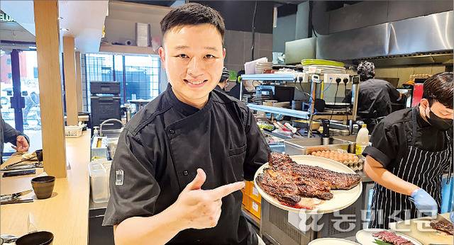 쿠알라룸푸르에서 레스토랑을 운영하는 니콜라스 장 셰프가 한우고기로 만든 스테이크를 소개하고 있다.