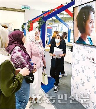 현지 소비자들이 한우 홍보 영상을 시청하고 있다.