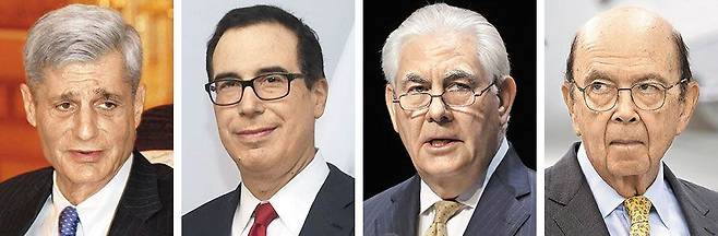 (왼쪽부터)로버트 루빈, 스티븐 므누신, 렉스 틸러슨, 윌버 로스