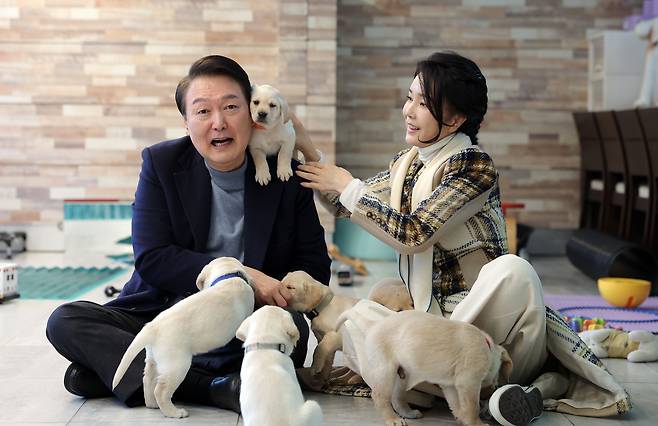 윤석열 대통령과 김건희 여사가 24일 경기도 용인 삼성화재 안내견 학교에서 리트리버 강아지들을 살펴보고 있다. 2022.12.24/대통령실