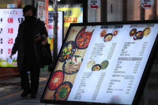 서울 강남의 식당 메뉴판에 소주와 맥주가격이 나와 있다.ⓒ뉴시스