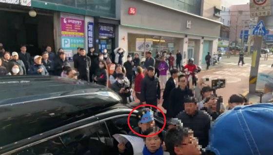 이재명 민주당 대표를 피습한 60대 남성으로 추정되는 인물이 지난달 13일 부산에서 열린 민주당 부산지역 전세사기 피해자 간담회 동안 이 대표를 따라다녔다는 주장이 나왔다. 유튜브 캡처