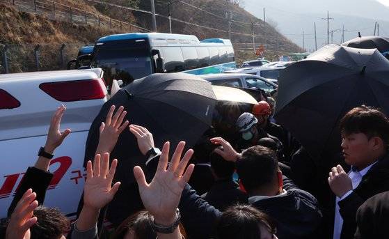 피습 후 후송되는 이재명 대표. 연합뉴스