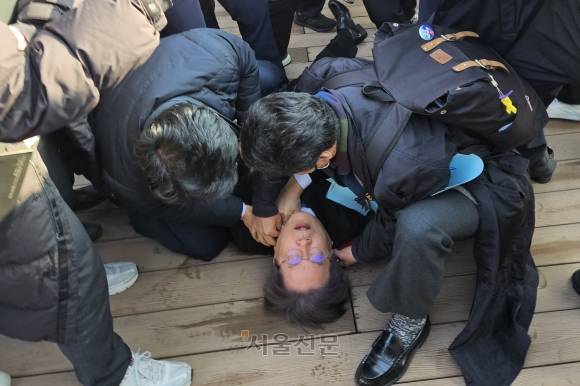 이재명 더불어민주당 대표가 2일 부산 가덕도 신공항 부지를 둘러본 후 신원 불상의 남성으로부터 왼쪽 목 부위를 공격당해 피를 흘린 채 쓰러졌다. 2024.1.2. 김주환 기자